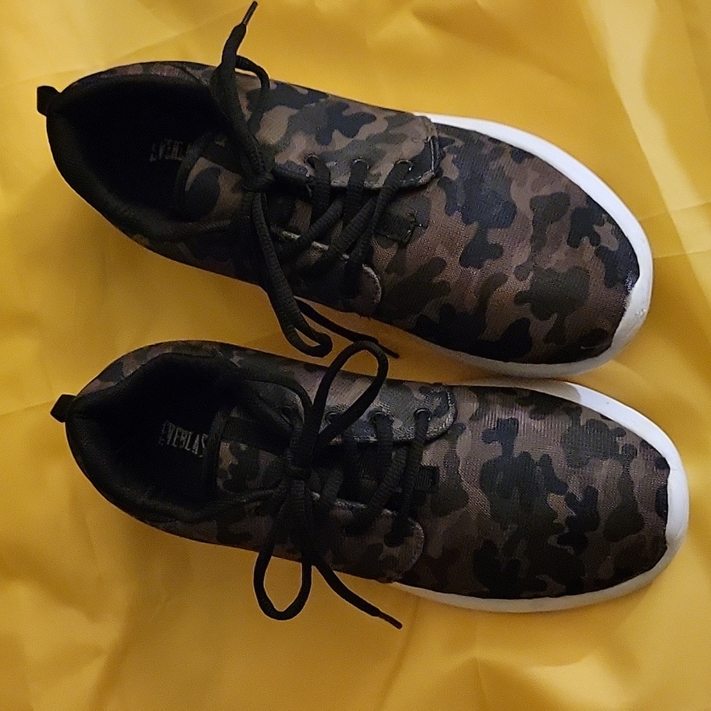 Woman's Everlast Camouflage Tennis Shoe
